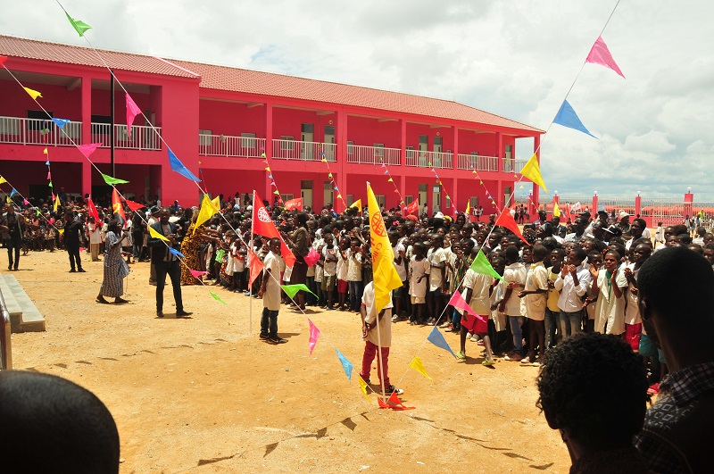 在安哥拉當地建的學校